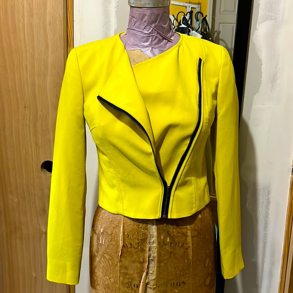 Gorgeous blazer ,size 2 almost new, wearer ones, as you can see the pictures